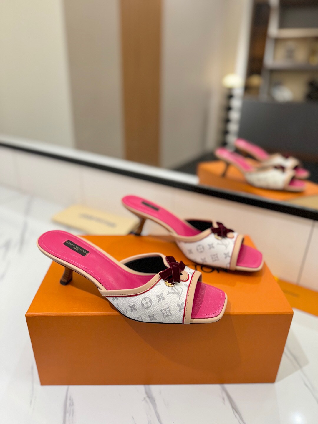 2025 Women Louis Vuitton White Pink Leather Canvas Sandals KFY00310