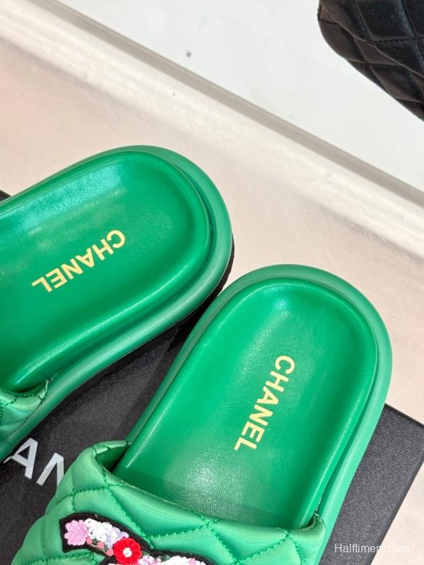 2025 Women Chanel Green Quilted Leather Slippers Embroidered LY00360