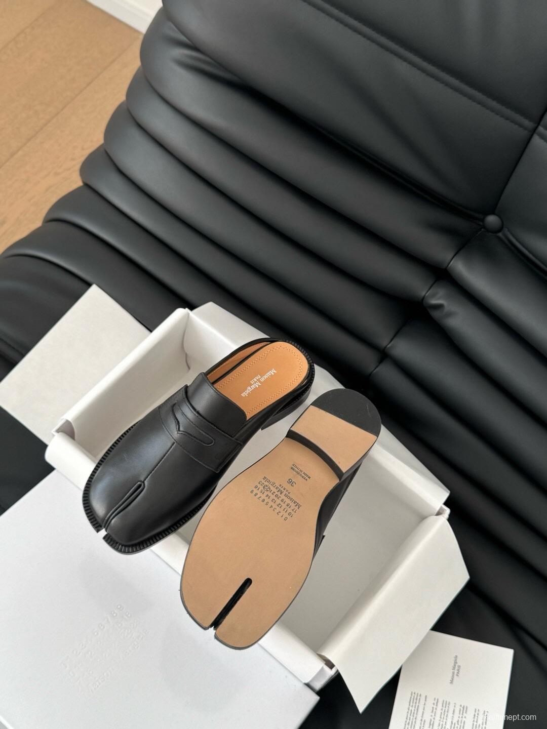 2025 Women MM6 Black Leather Loafers Tabi KFY00340