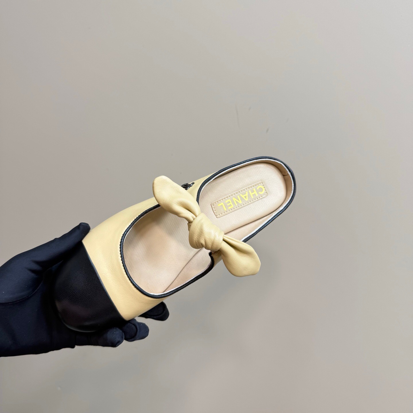 2025 Women Chanel Beige Black Leather Slippers KFY00270