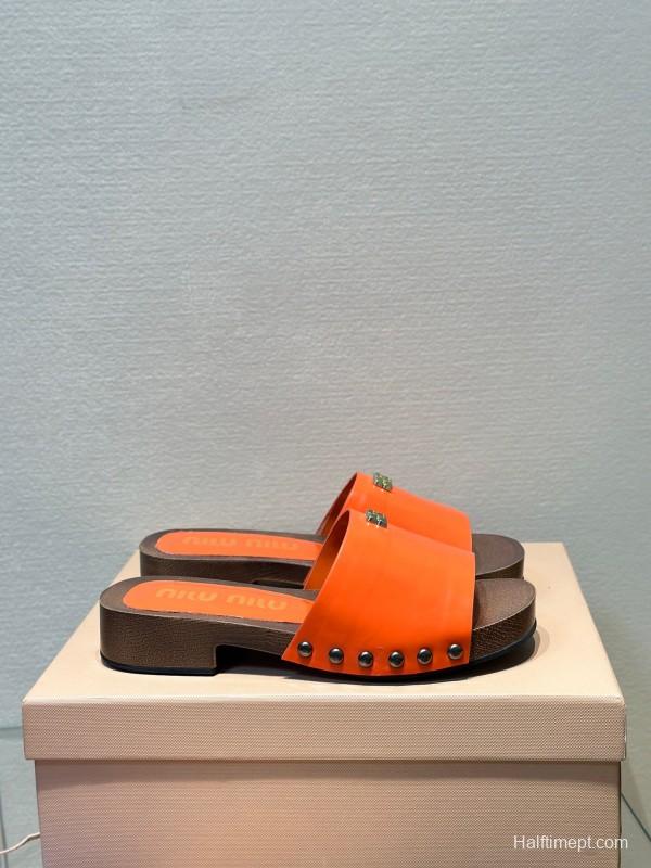2025 Women Miumiu Orange Patent Leather Slippers