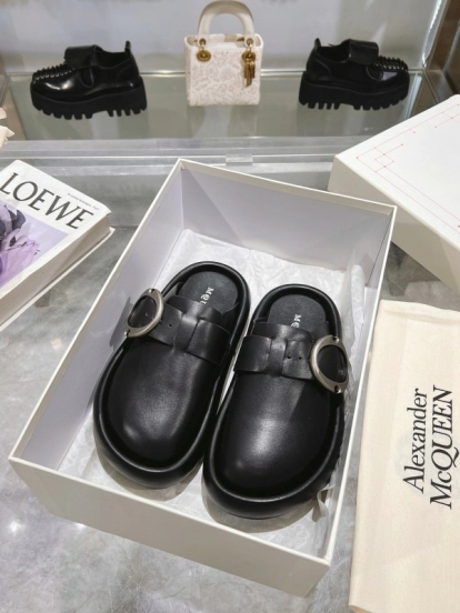 2025 Unisex Alexander McQueen Black Leather Mule Shoes Flexion Anatomical Sole KFY00300