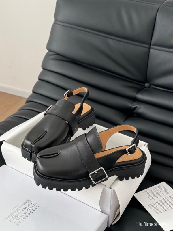 2025 Women MM6 Black Leather Sandals Tabi KFY00310