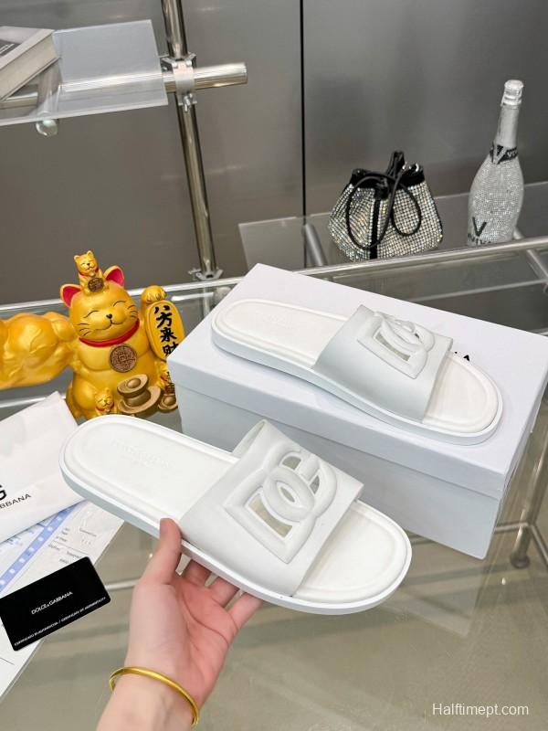 2025 Unisex Dolce & Gabbana White Leather Slippers KFY00150