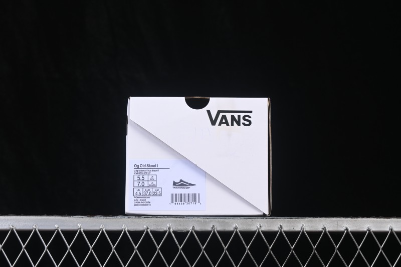 Vans Old Skool Low Top Skateboarding Shoes with Classic Side Stripe - VN000SHEPU7