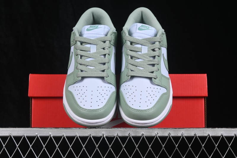 Nike SB Dunk Low Light Green Low-Top Skateboarding Shoes - IM6572-002