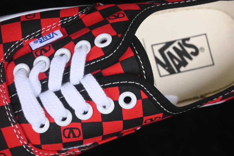 Vans Old Skool Low-Top Skateboarding Shoes with Classic Sidestripe Design - WS0ND8HPKJV7