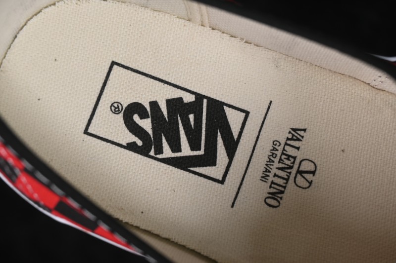 Vans Old Skool Low-Top Skateboarding Shoes with Classic Sidestripe Design - WS0ND8HPKJV7