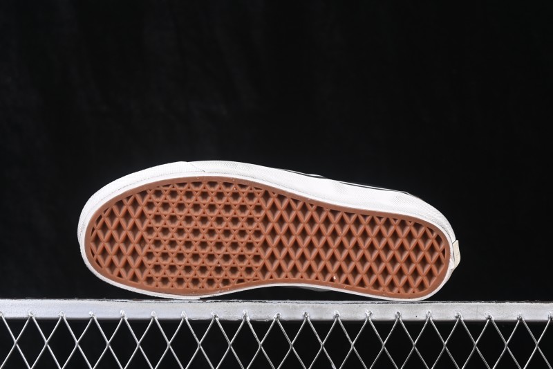Vans Old Skool Low-Top Skateboarding Shoes with Classic Side Stripe - VN000D9PCAK
