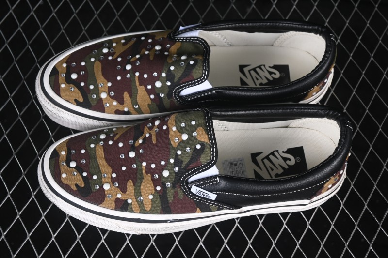 Vans Old Skool Low-Top Skateboarding Shoes with Classic Side Stripe - VN000D9PCAK