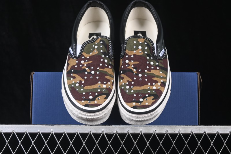 Vans Old Skool Low-Top Skateboarding Shoes with Classic Side Stripe - VN000D9PCAK