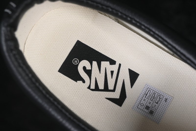 Vans Old Skool Low-Top Skateboarding Shoes with Classic Side Stripe - VN000D9PCAK