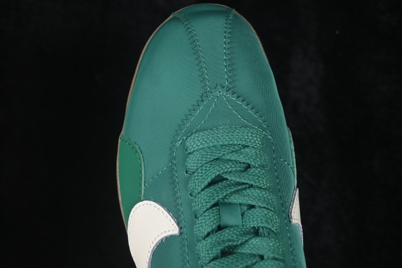 Nike Moon Shoe SP Retro Low-Top Lifestyle Sneakers with Thin Cushioning - IW0955-300